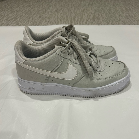 Nike Air Force 1 Light Bone/ White Big Kids Shoe - Picture 1 of 7